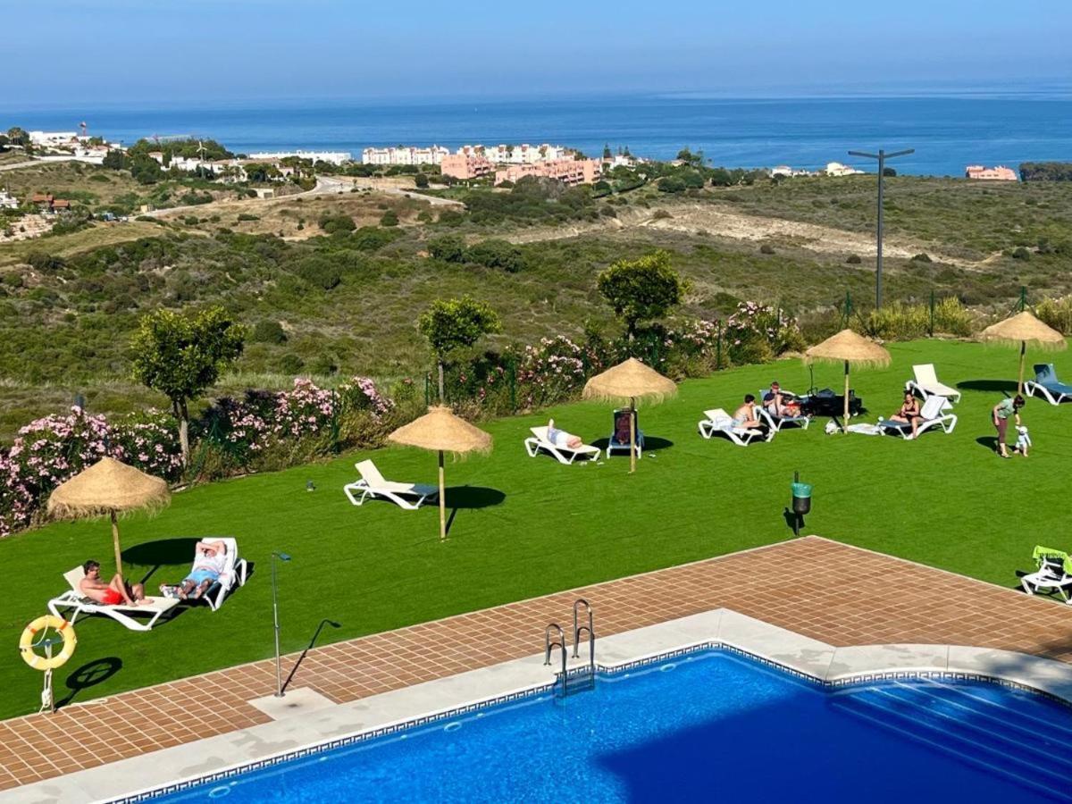 Small Oasis Nelson Mandela Apartment With Sea View, Two Bedrooms, Parking, Terrace And Pool Manilva Exterior photo